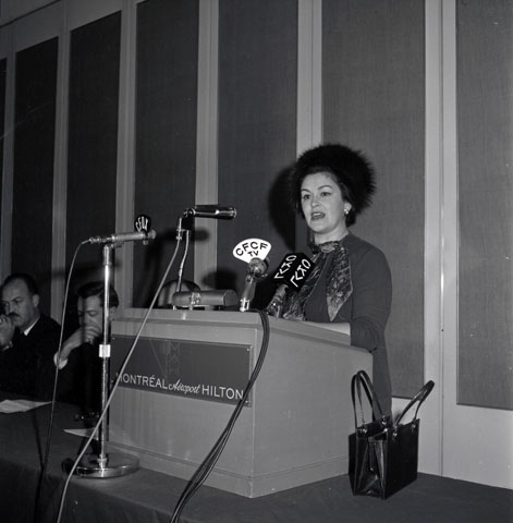 Madame Claire Kirkland-Casgrain lors de l'inauguration d'un tronçon de l'autoroute Transcanadienne