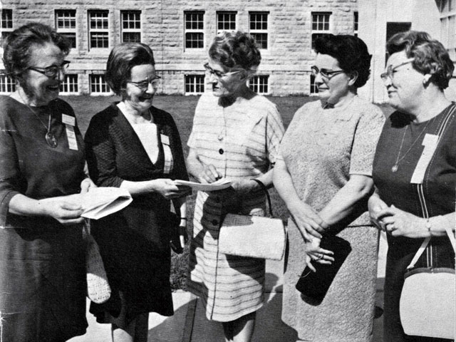 First AFÉAS executive authority made up of Mesdames Hervé Bélanger, Germaine Goudreault, Bibiane Laliberté, Azilda Marchand and Mrs. Donat Mayrand