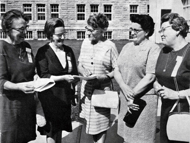 Premier exécutif de l'AFÉAS composé de Madame Hervé Bélanger, Germaine Goudreault, Bibiane Laliberté, Azilda Marchand et Madame Donat Mayrand