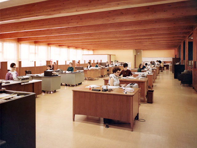 Des travailleuses à la Fédération des Unions régionales des caisses Desjardins du Québec en 1968 à leur poste de travail