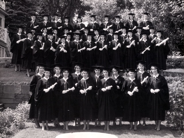 Student graduates of the Collège Marie-de-l'Incarnation de Trois-Rivières in 1960