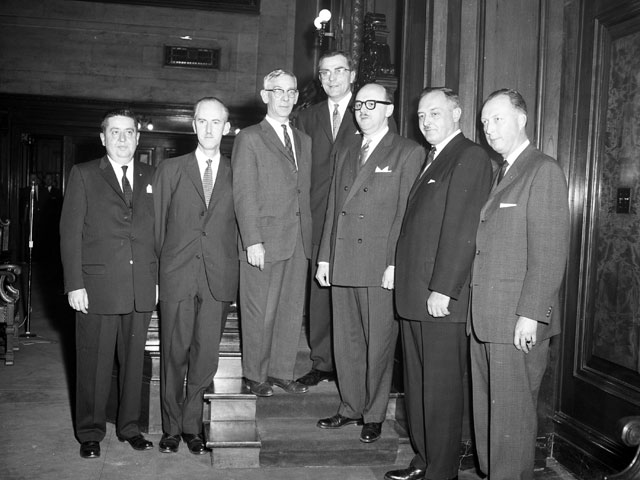 Jean Drapeau entouré de six membres du comité exécutif de la ville de Montréal