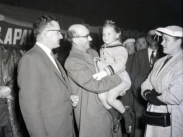 Georges-Émile Lapalme tenant une jeune fille dans ses bras